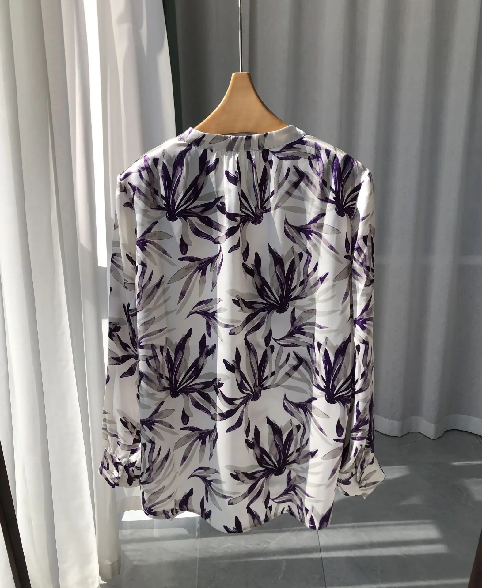 BirdTree Women Bamboo Printed V-neck,Gentle Sandwashed Crepe Blouse,17MM 100%Real Silk Elegant Shirt,2024 Spring New T42115QC