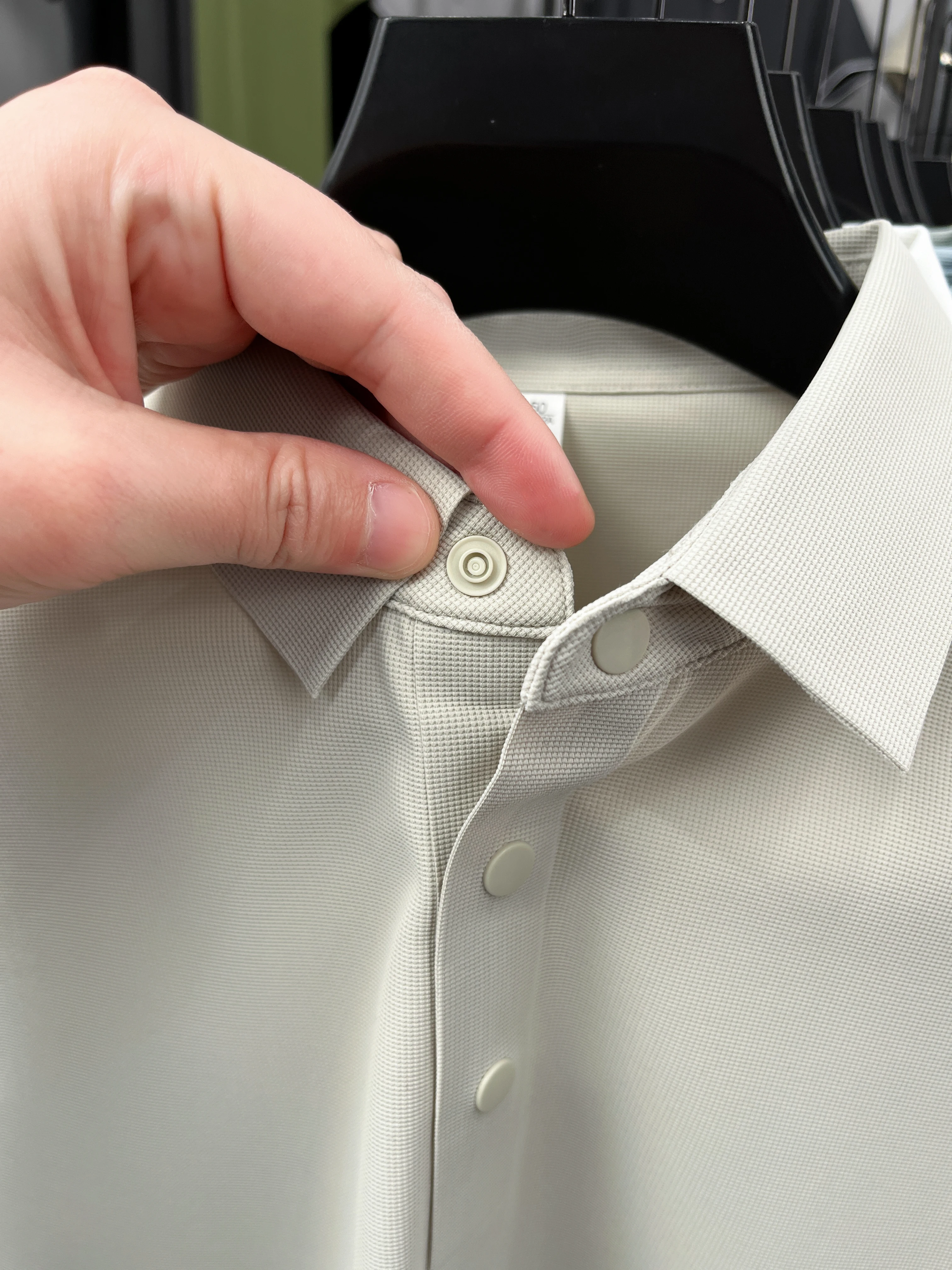 Hochwertiges Eisseide-Kurzarm-Poloshirt für Herren, klassisches einfarbiges, atmungsaktives Business-Casual-T-Shirt, neues Luxus-Oberteil für den Sommer. – Detail 34