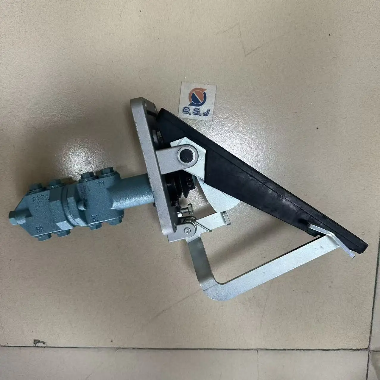 Pedal Valve 31ER-30110 31ER30110 Hydraulic Pilot Foot Brake Pedal Valve for Hyundai R95W-3 R200W-3 R170W-7 R200W-7 R170W7