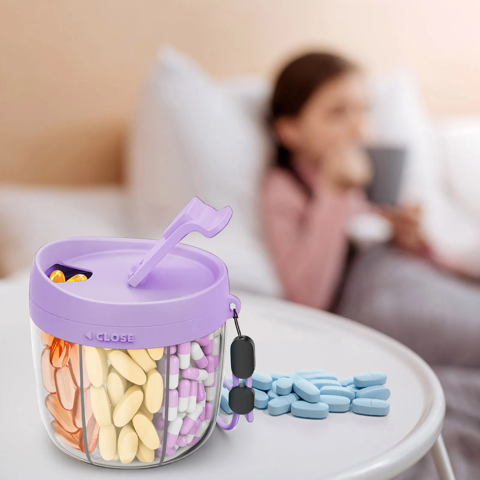 زجاجة توزيع حبوب الدواء ذات سعة كبيرة مع منظم فيتامين 7 مقصورات للسفر والمشي لمسافات طويلة وكوب حاوية حبوب منع الحمل المحمول الخالي من مادة Bpa