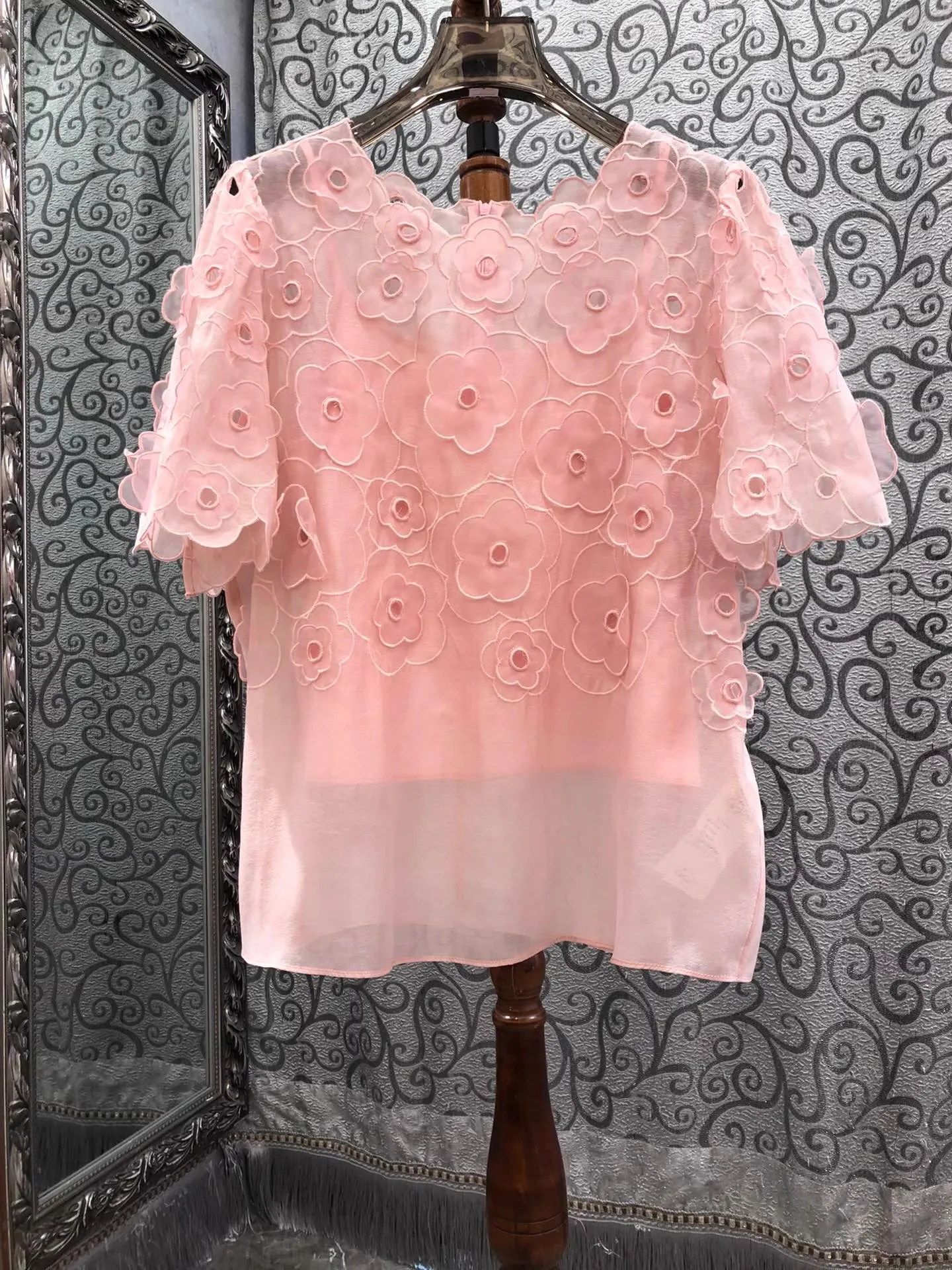 

Top Quality New Silk Blouses 2025 Summer Designer Fashion Women Hollow Out Embroidery Short Sleeve Elegant Pink Beige Top Female