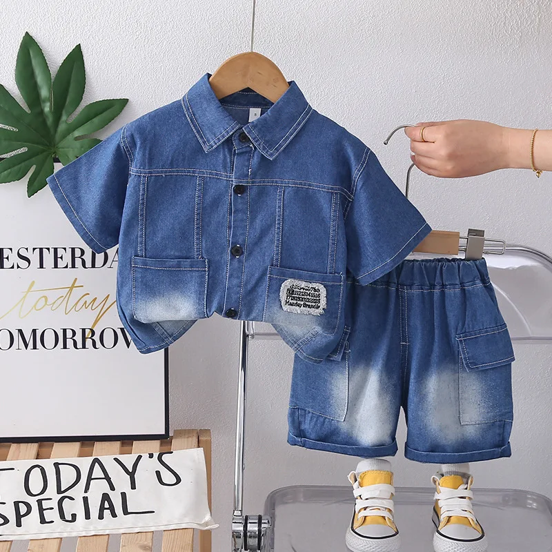 

Комплект из 2 предметов для малышей: джинсовая рубашка с нашивками и шорты из денима, модная летняя одежда для мальчиков, коллекция 2026 года