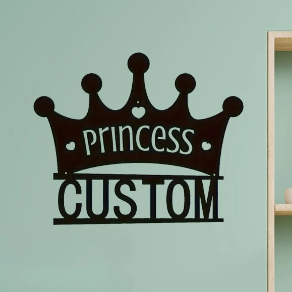 Elegante adorno de pared de metal personalizado con corona de princesa con nombre único en tema noble y revestimiento horneado en alta temperatura