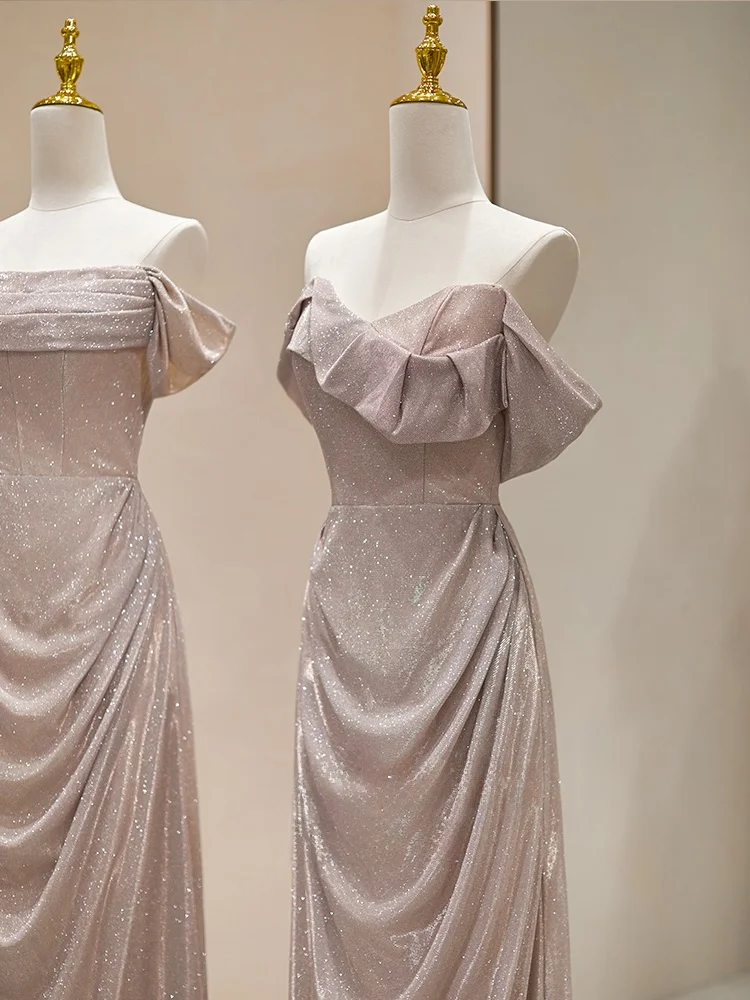 

Элегантное серебристо-серое вечернее платье на одно плечо для женщин: роскошное минималистичное платье для ежегодного корпоративного бала, создающее ощущение высокого класса.