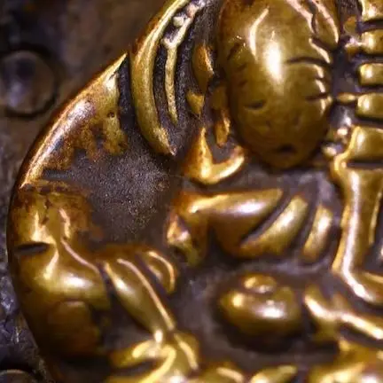 

3"Old Xizang Folk Collection Old Natural Gabbra Buddha Clothes Piece Padmasambhava Buddha Card Kapala Pendant Amulet Town house