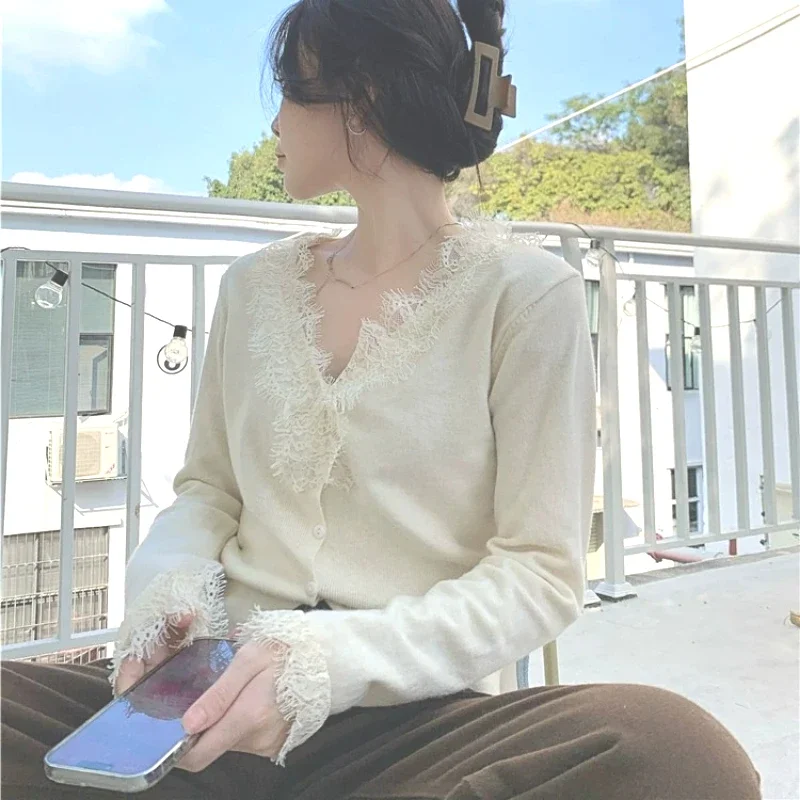 تي شيرت حريمي تريكو دانتيل بأزرار أنيقة ضيقة على الطراز الكوري الصلبة على شكل حرف v وأكمام طويلة ومرونة عالية ملابس علوية نسائية ناعمة على الموضة