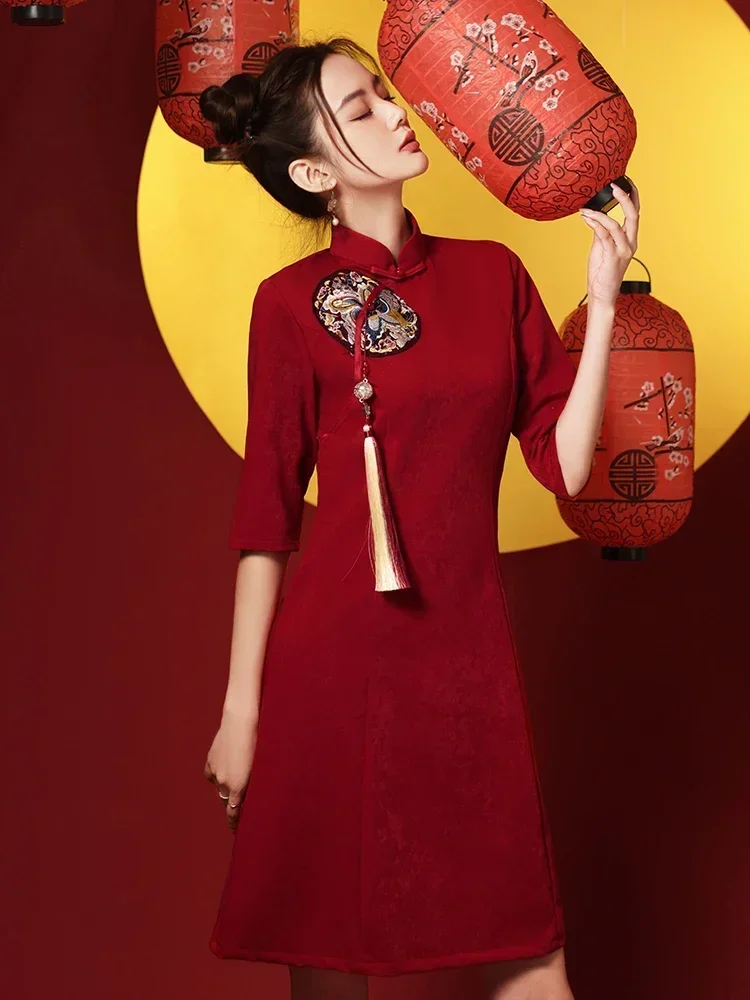 드레스 여성 레드 비 슬릿 신부 크로스 바디 치파오 SummerSmall 복고풍 중국 꽃 그룹 수 놓은 짧은 가을, 겨울