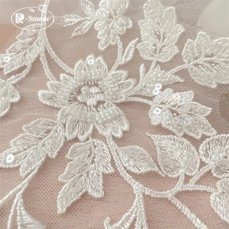 10 Stück und 2 Stück. Weiße Perlen-Spitzenblumen mit Spiegelblüten. Blumenblätter-Stickerei für Hochzeitskleider und Kopfschmuck. DIY-Nähzubehör-Patch. – Detail 4