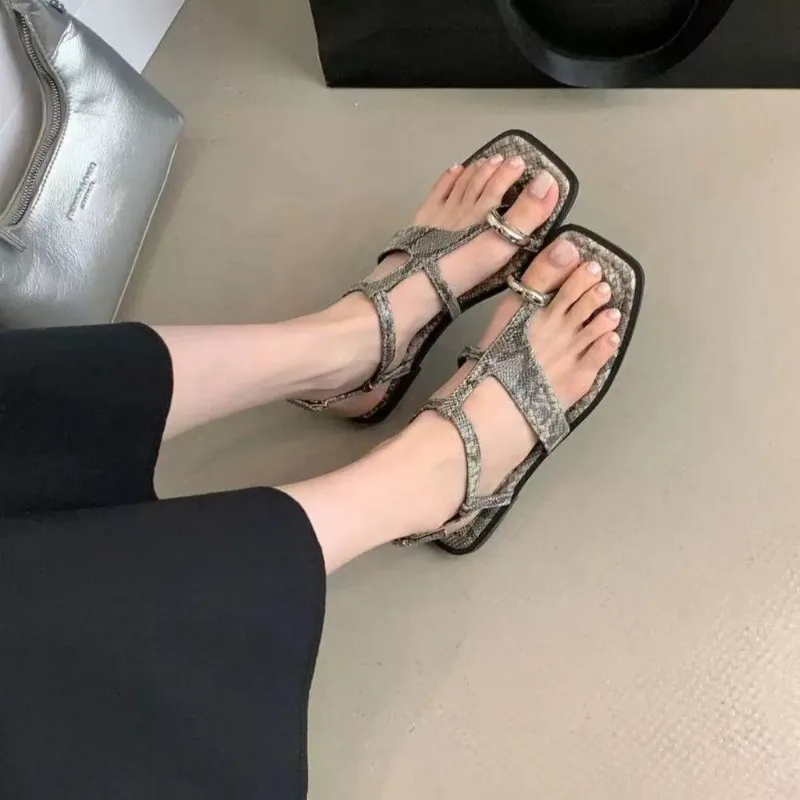 

2026 New Gladiator Women Sandals Fashion Clip Toe Flats Ladies Outdoor Beach Vacation Sandals Summer Lightweight Women's Shoes
