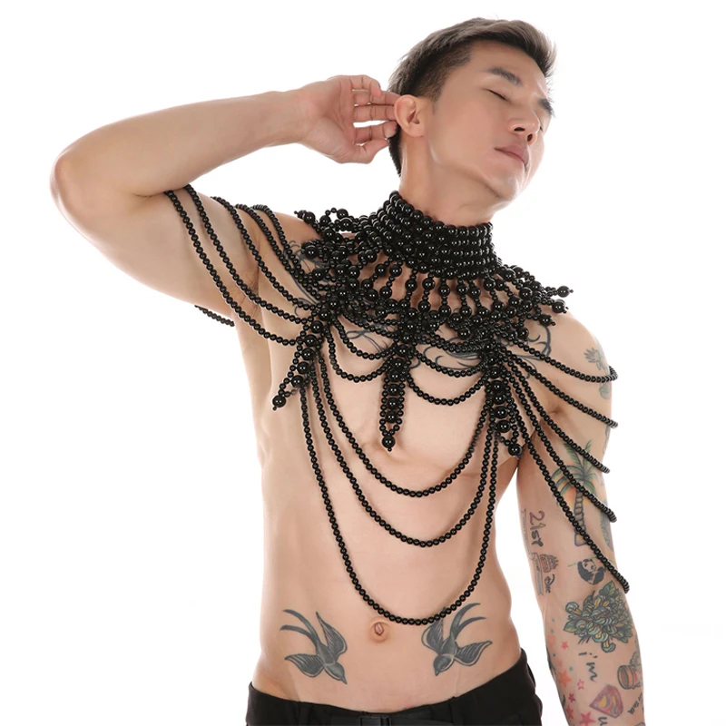 Herren-Umhang für Performance-Kostüme, handgefertigt, mit weißen Perlen, Rollkragen-Oberteil, Sommer-Mantel, schwarzer rückenfreier Umhang, Herrenbekleidung – Detail 2