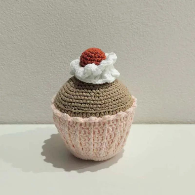 พวงกุญแจโครเชต์แฮนด์เมดสุดน่ารัก ตุ๊กตาถักนิตติ้งรูปคัพเค้กการ์ตูน จี้ห้อยกระเป๋า รถยนต์ หรือกระเป๋าเรียน