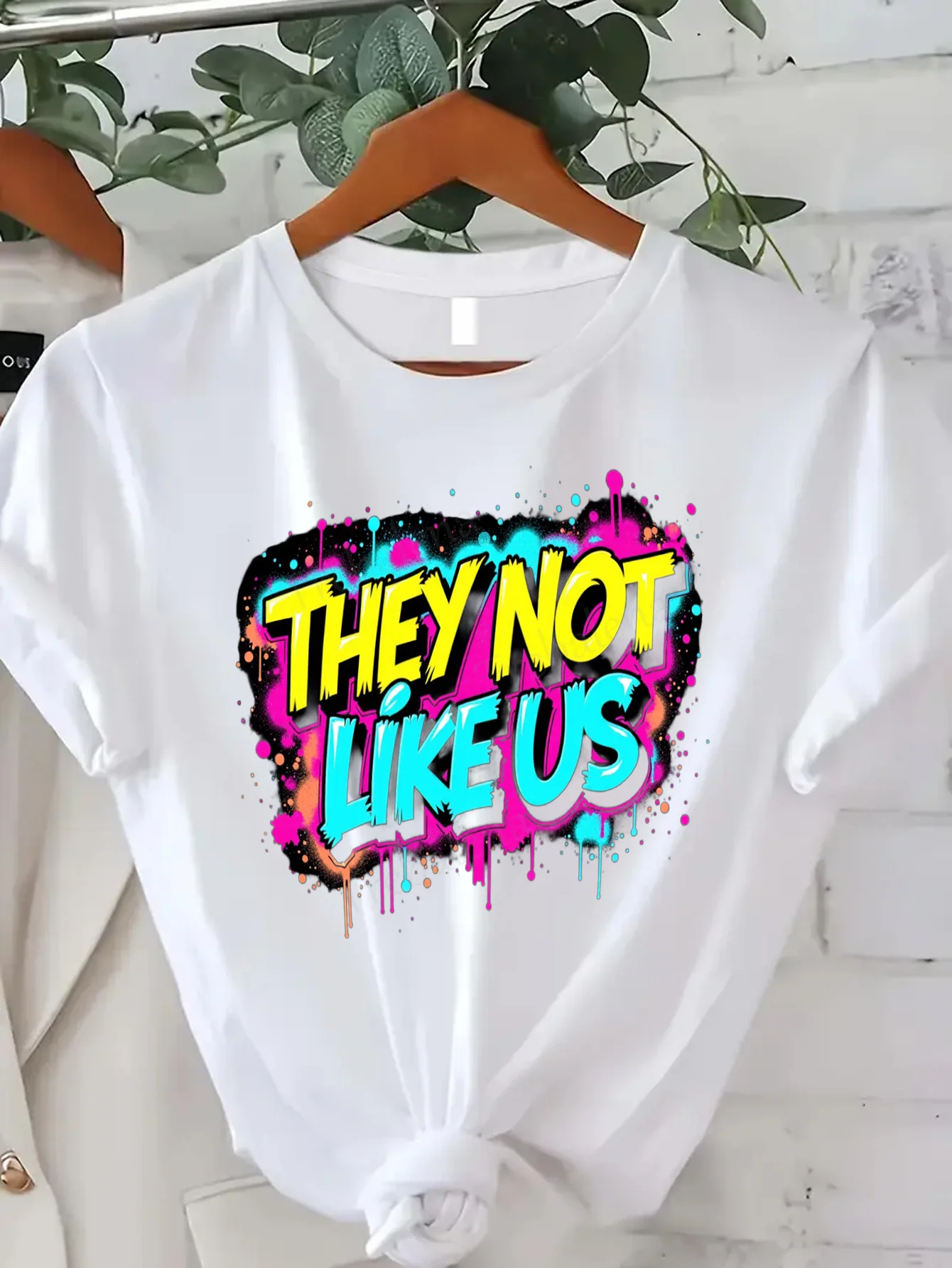 

Женская футболка «Bold Graffiti» Футболка «They Not Like Us» — модная уличная одежда для женщин»