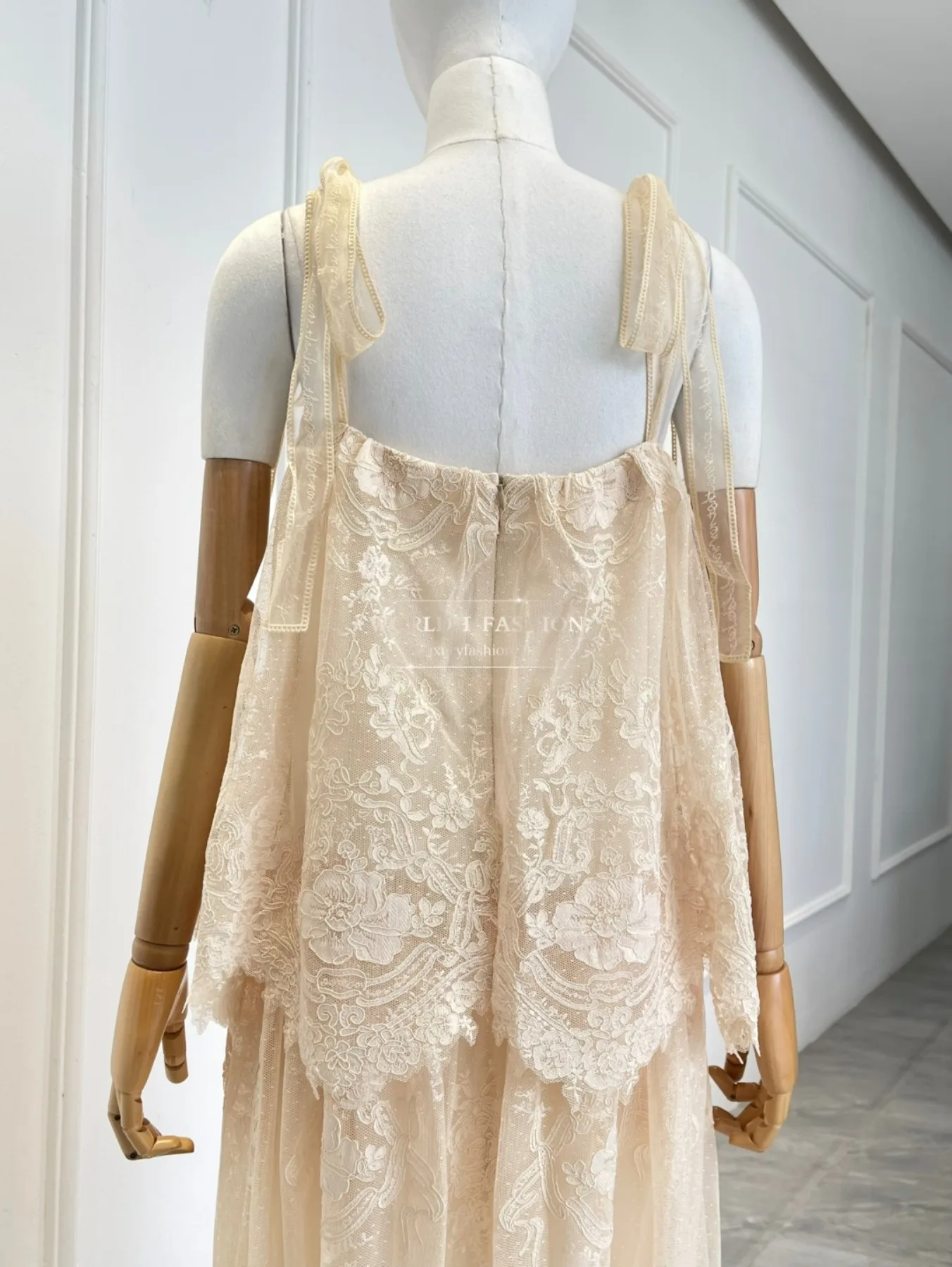 

High Quality Women Clothes Beige Backless Sleeveless Embroidery Lace Midi Dress