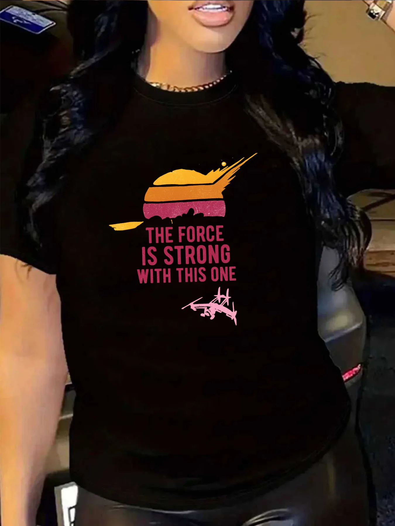 【1021451】تيشيرت نسائي بمقاس كبير ورقبة دائرية وأكمام قصيرة مع نصف كم مرن ومطبوعات عصرية