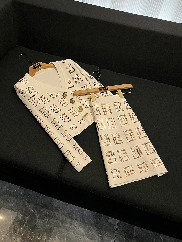 

Модный повседневный комплект тяжелого вязания с вязаным верхом со стразами, открытым кардиганом, верхней одеждой и юбкой D0822 для женщин