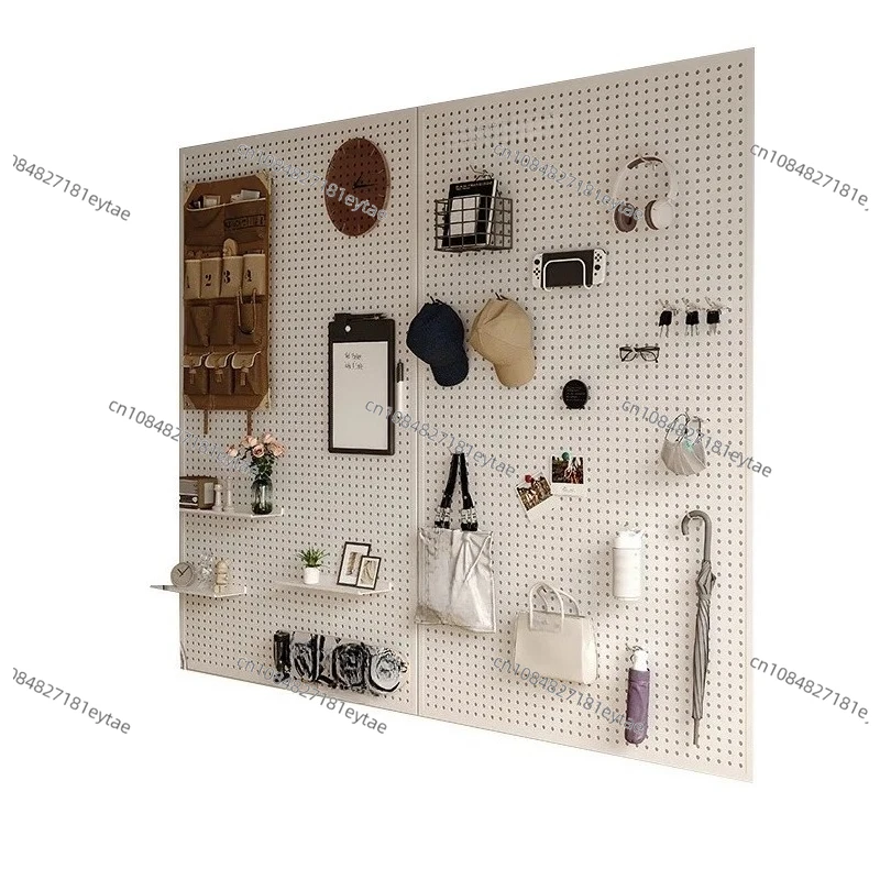 

гостиная, доска с отверстиями, полка, вся стена, хранилище, входная дверь, подвесная доска