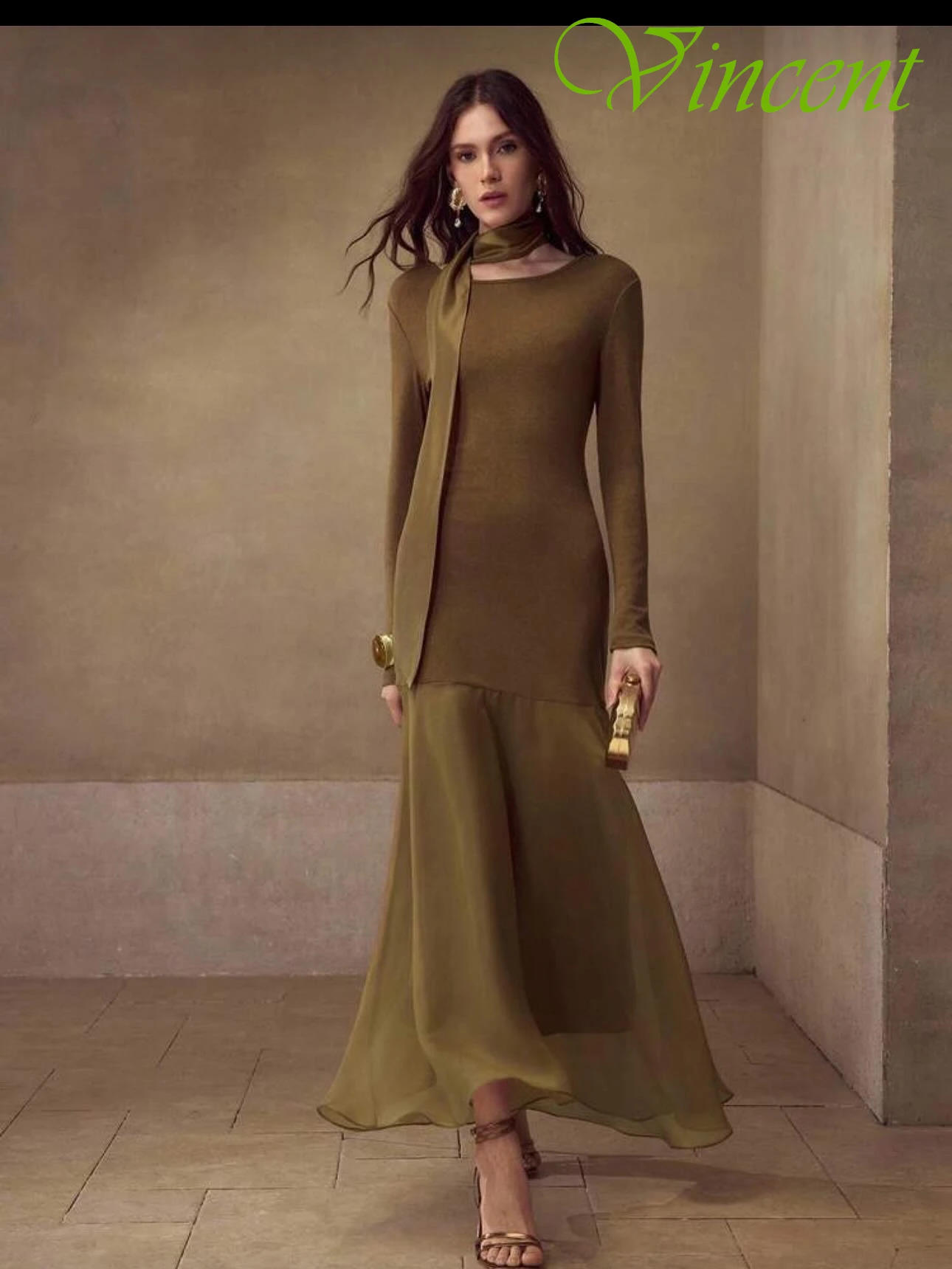 Maßgeschneidertes formelles Abendkleid mit geradem Rundhalsausschnitt und langen Ärmeln. Klassische, maßgeschneiderte Anlasskleider. Hochwertige Promi-Kleider