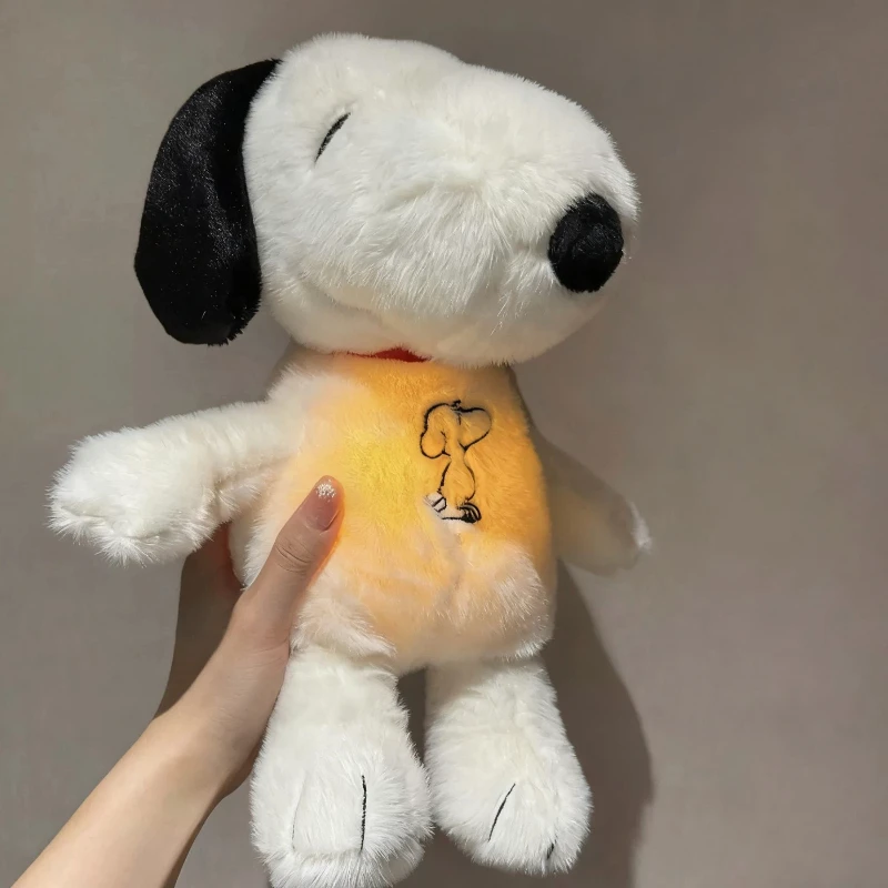 

Новая дышащая успокаивающая плюшевая кукла Снупи с белой собакой, компаньон сна, музыкальная и световая кукла, сенсорная мягкая игрушка, подарок на фестиваль