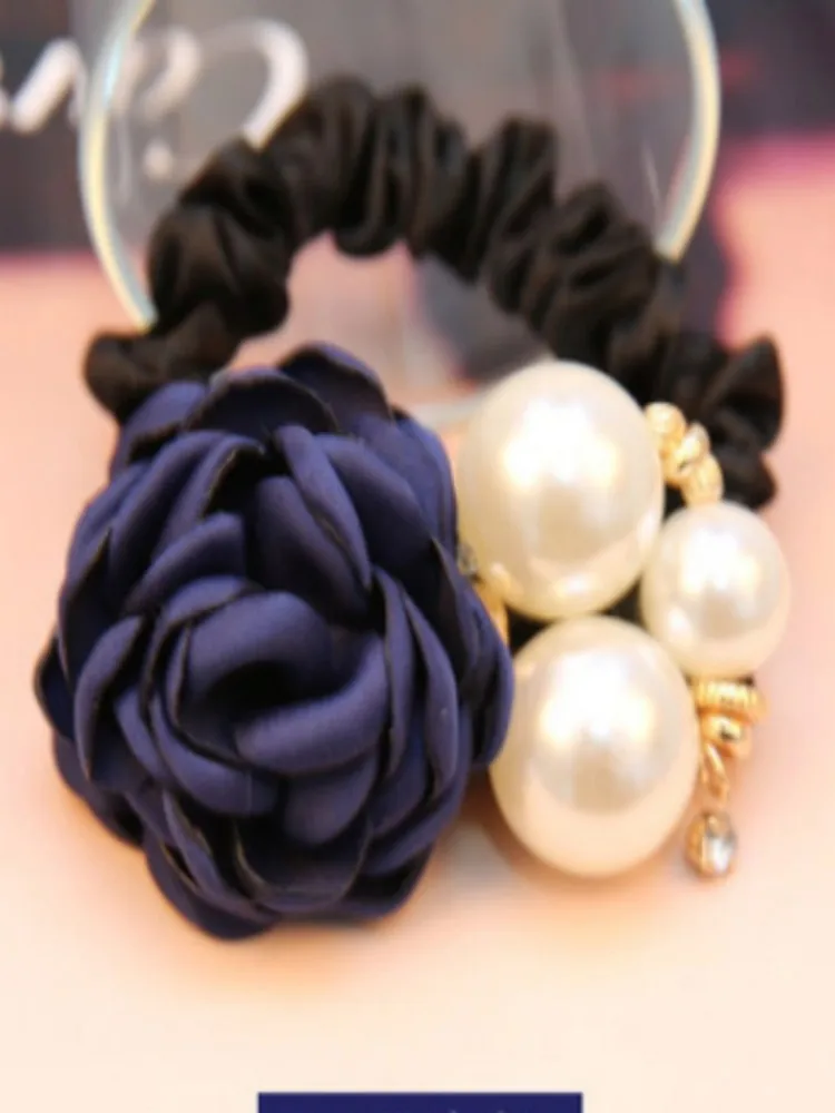 Codzienne akcesoria do włosów z perłową różą i kwiatem kamelii Scrunchie do włosów — zdjęcie 2