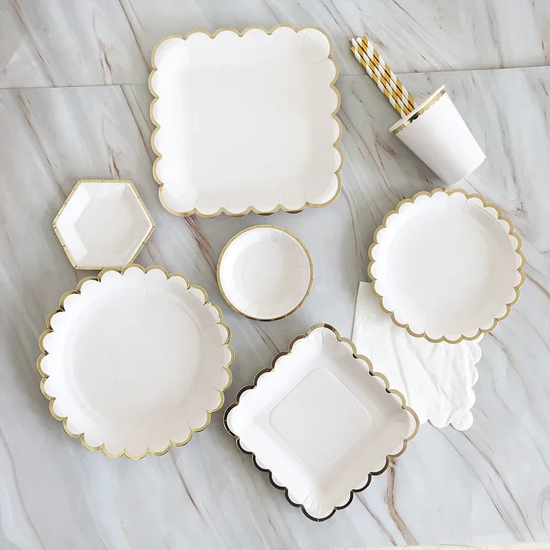 Gold-weißes Einweggeschirr-Set mit Pappteller, Strohhalmen und Tassen, perfekt für Geburtstage, Hochzeiten, Babypartys