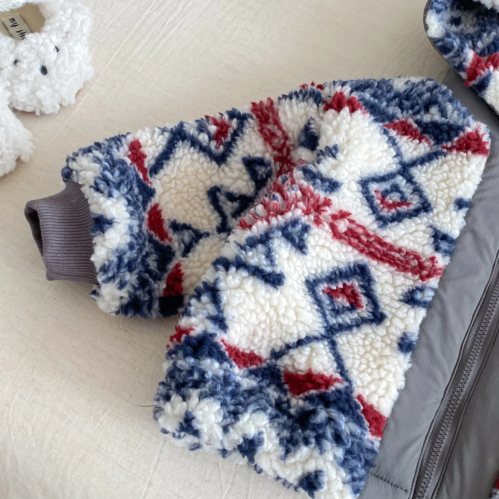 سترة شتوية بغطاء للرأس للأولاد مبطنة بالصوف معطف دافئ للأطفال ملابس خارجية عصرية مع بطانة سميكة ونمط عتيق