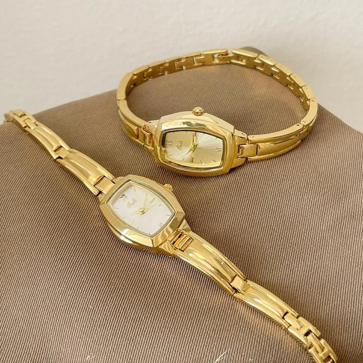 

Новые женские часы, маленькие и нежные с маленьким циферблатом, элегантный и изысканный дизайн, наручные часы нового модели 2026 года.