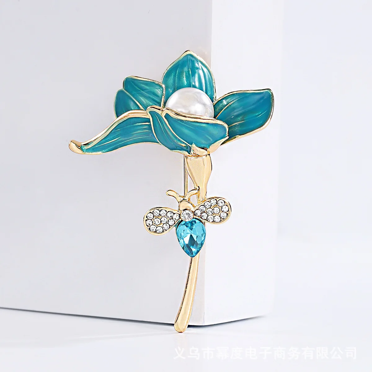 Chinese Style Niche Female Silk Scarf Buckle Spring And Summer Elegant Temperament Medieval Camellia Water Lily Brooch Feeling
