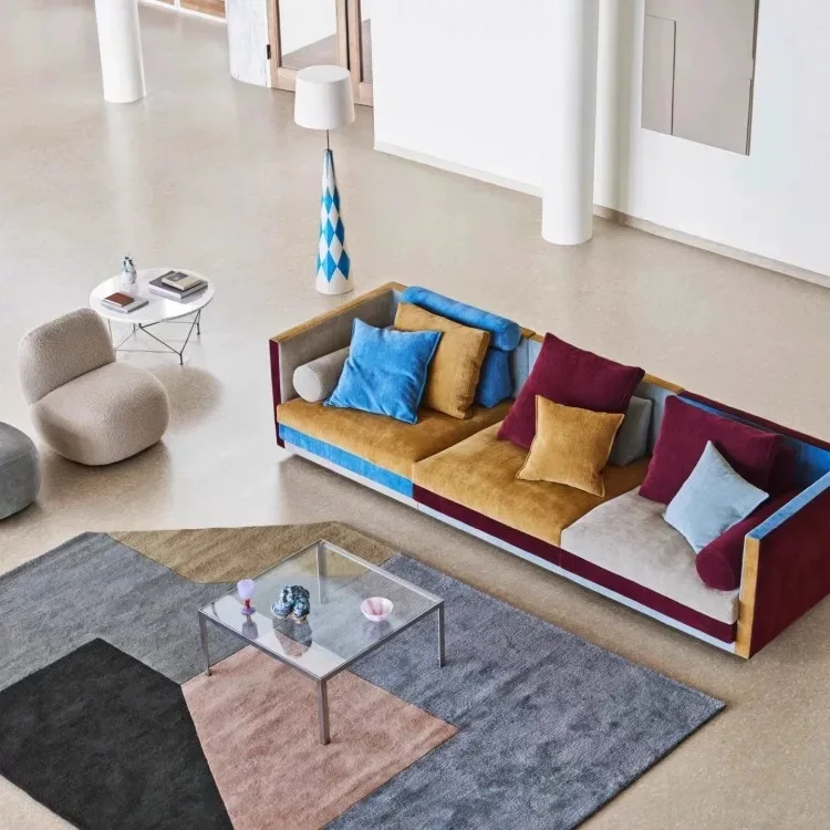 Divano retrò ispirato al design nordico, divano in tessuto dopamina abbinato a colori semplici