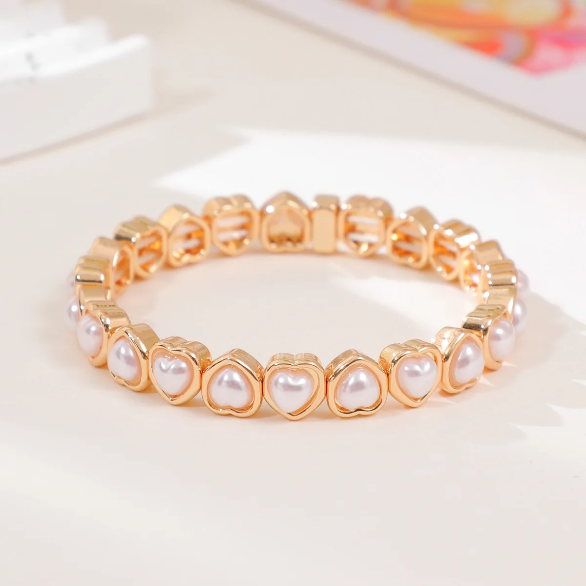 Image of 2026 Neuer Goldfarbener Armreif für Frauen Bunte Perlen Elastische Armbänder mit Herzanhängern Accessoire