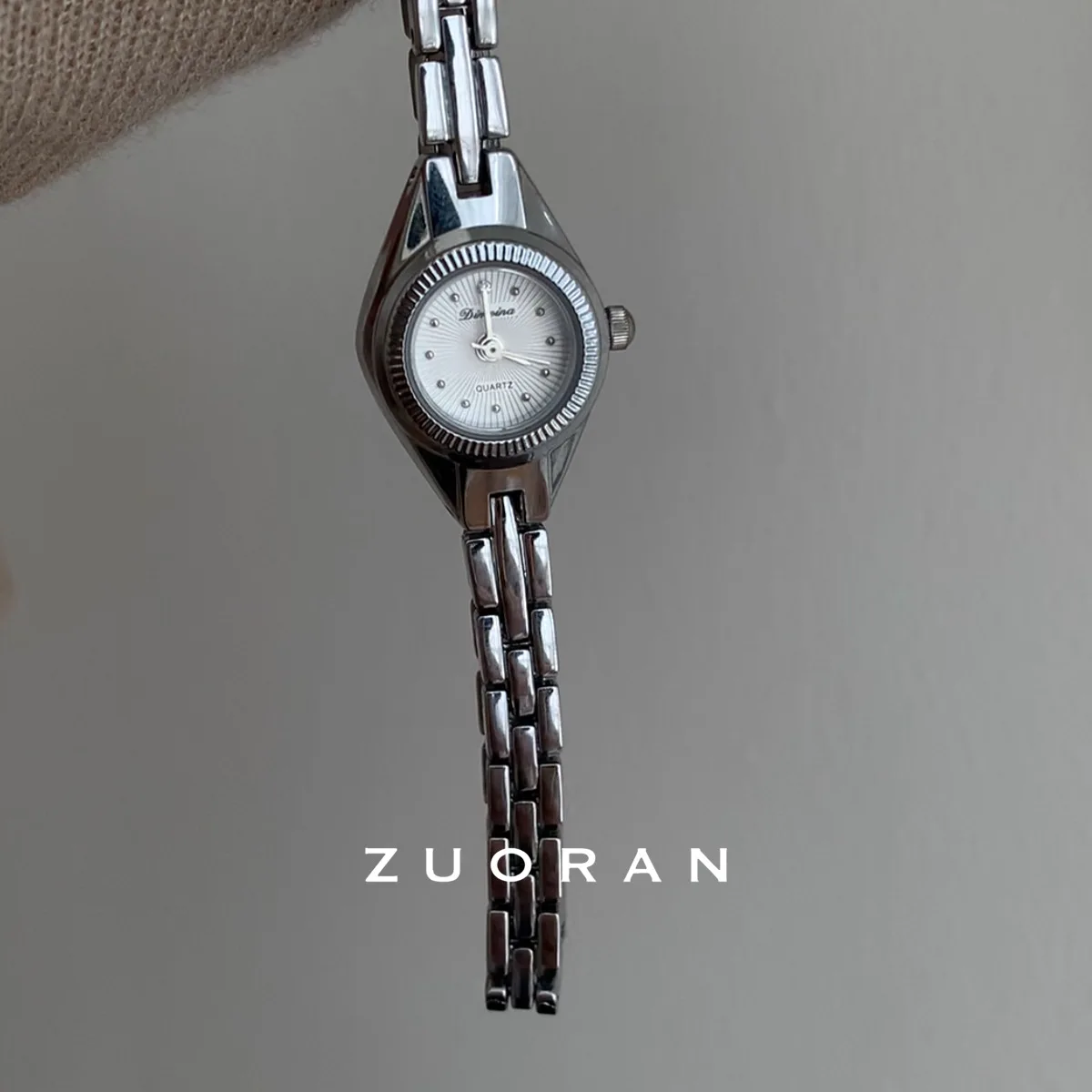 Exquisite women's wristwatch, silver mini dial, elegant French style, versatile women's watch, suitable for women to wear.
