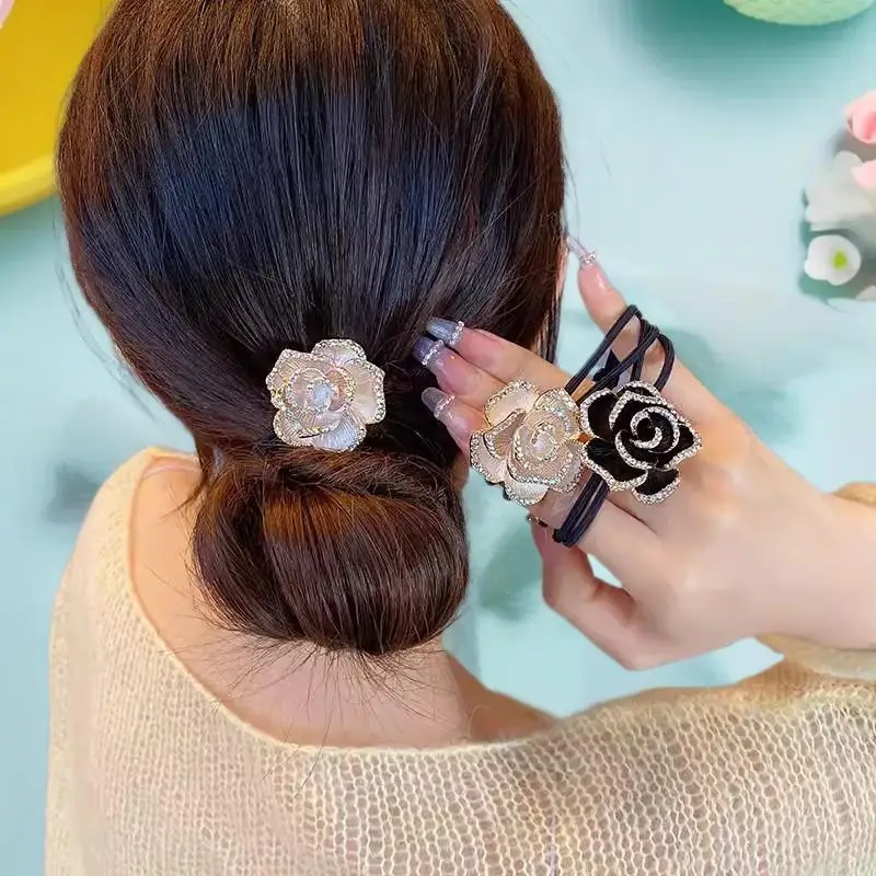 Anel de camélia de diamante fofo incluído faixa de cabeça elástica sem puxar com detalhe de flor