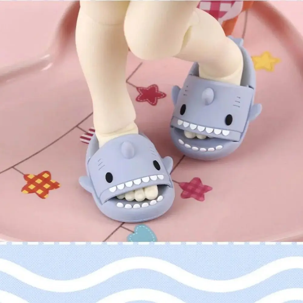 Cartoon Mini Shark Form Puppe Schuhe Kunststoff Runde Kappe Hausschuhe Kinder Pretend Spielen Spielzeug BJD Puppe Loch Schuh Dekoration