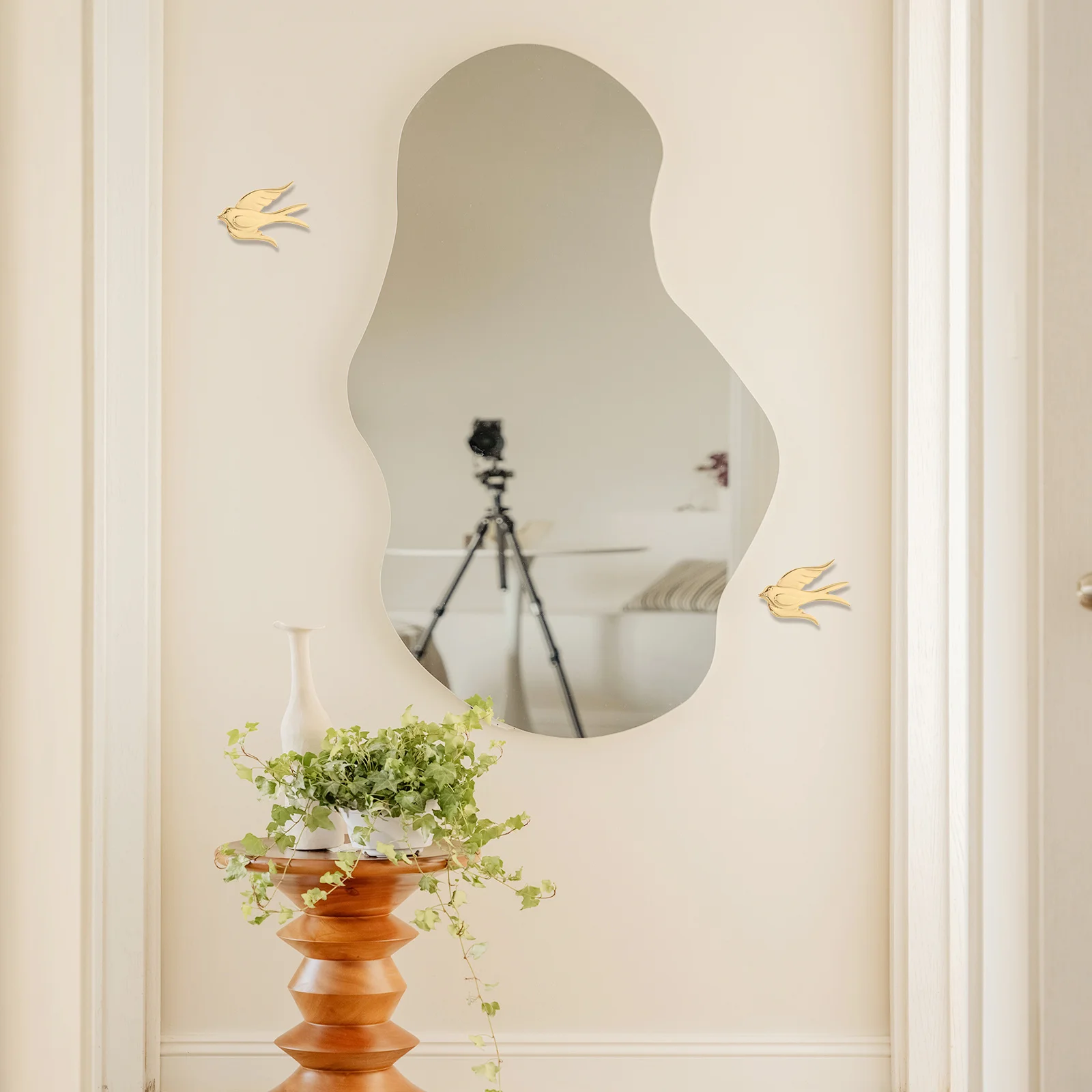 

1pcs Swallow Hanging Decor 3.5X2.3 Inch Brass Metal Bird Sculpture For Home Living Room Bedroom Wall Art Ornament Flying Birds