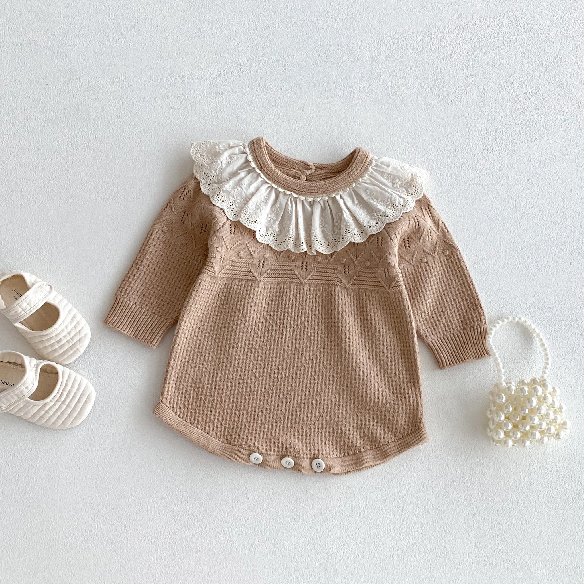 INS Herbst-Baby-Spitzen-Strick-Body mit Puppenhalsausschnitt, Langarm-Retro-Strampler für Mädchen – Detail 3