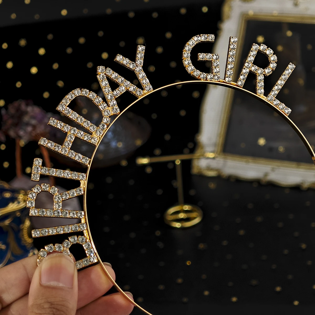 Glänzendes Strass-Stirnband mit englischen Buchstaben „Alles Gute zum Geburtstag“ für Frauen, Zinklegierungsmaterial, Party-Schmuck, beliebtes Haar-Accessoire – Detail 3