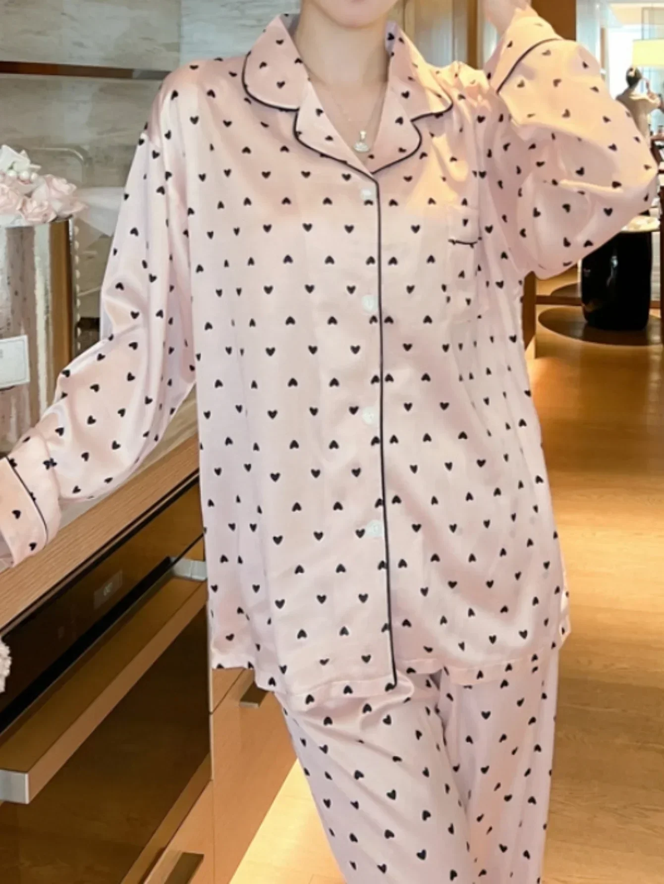 Luxe satijnen damespyjamaset met hartprint, comfortabele en stijlvolle pyjama met V-hals