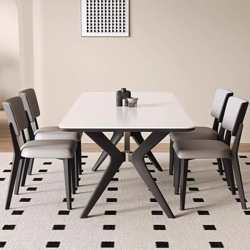 Moderner, einfacher Esstisch aus massivem Holz mit Steinplatten