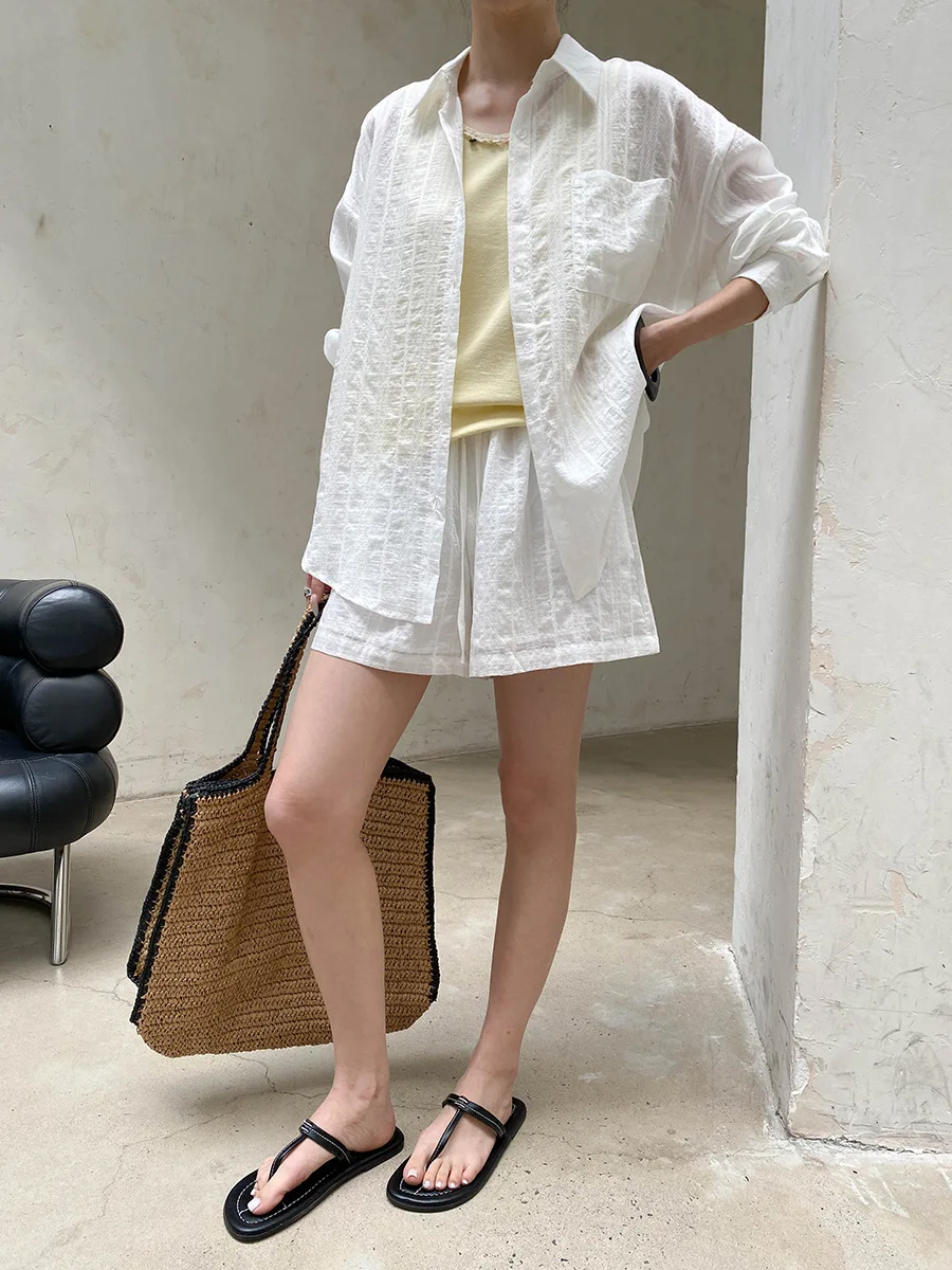 Sommerliches Damen-Set aus leichtem, atmungsaktivem, plissiertem Texturhemd und Shorts in unifarbenem Casual-Stil. – Detail 9