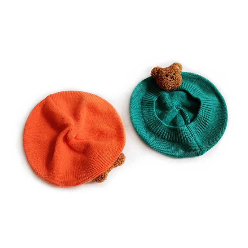 Nette Baby Mädchen Gestrickte Baskenmütze mit Bär Puppe Kinder Maler Kappe Koreanischen Stil Motorhaube Beanie Künstler Mädchen Jungen Winter Kopfbedeckungen