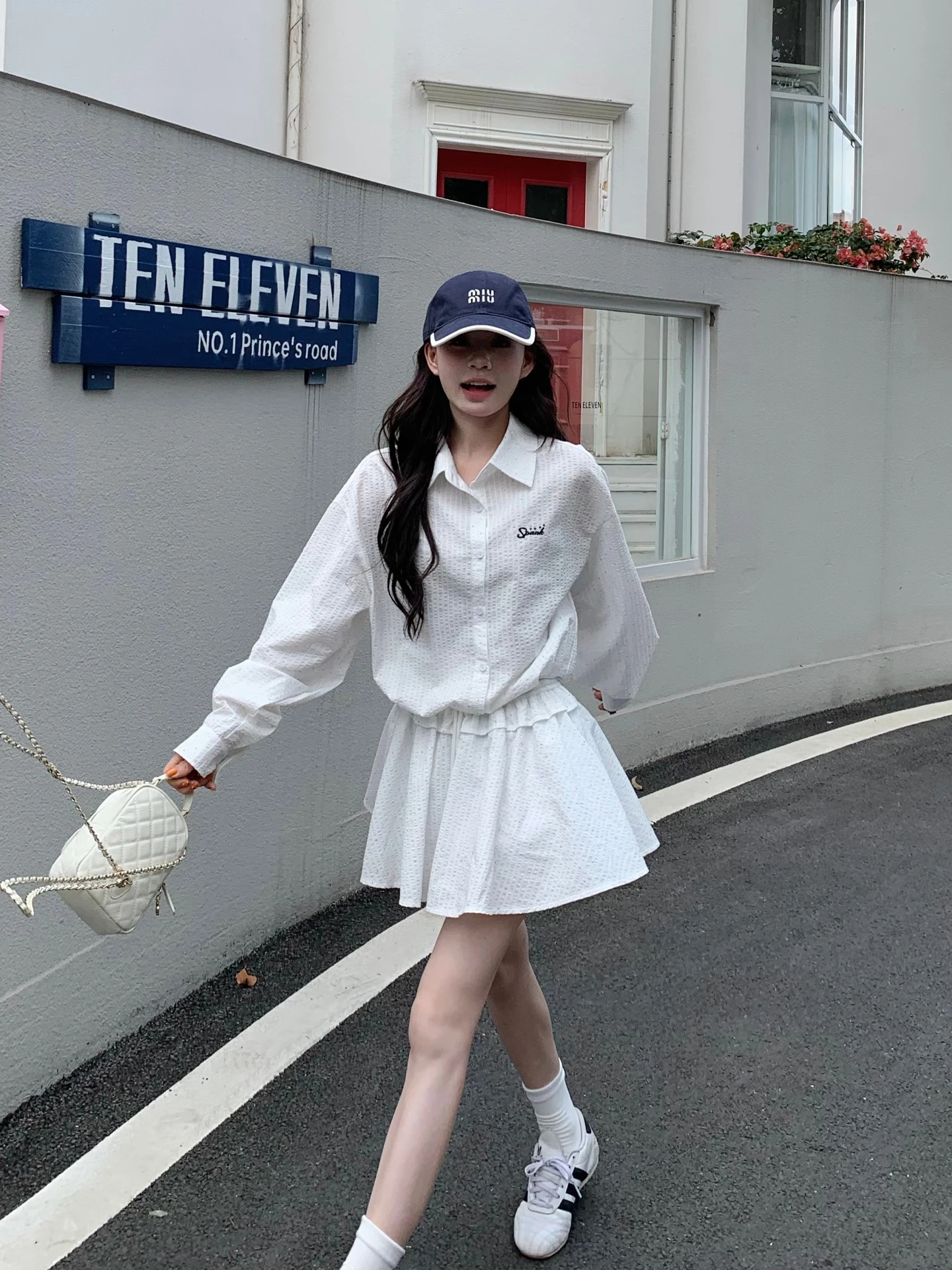 

Белый комплект из двух предметов: рубашка с длинным рукавом и стразами и юбка А-силуэта, в корейском стиле, с термотрансферным алмазным декором, для женщин.