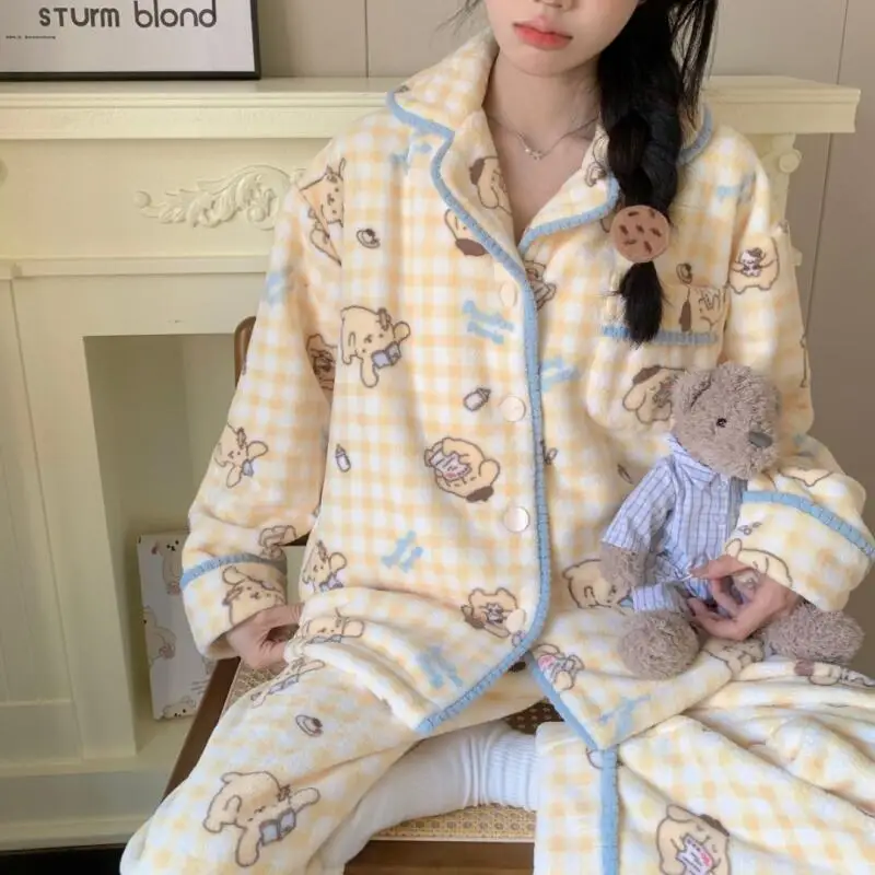 

Милые пижамы из кораллового флиса с помпонами, женские утепленные пижамы с героями мультфильмов, осень-зима, корейская версия, милый костюм для отдыха с длинными рукавами