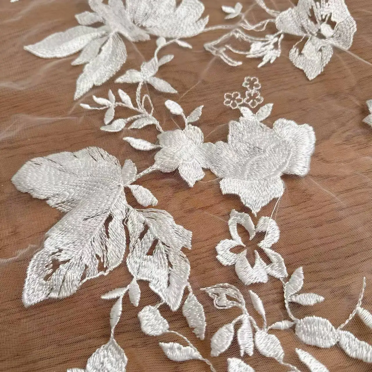 Spitzenstoff für die Brauthochzeit, bestickte Zweige und Blätter, Blumenzweigkleid, Netzstoff, Weiß, RS4217 – Detail 3