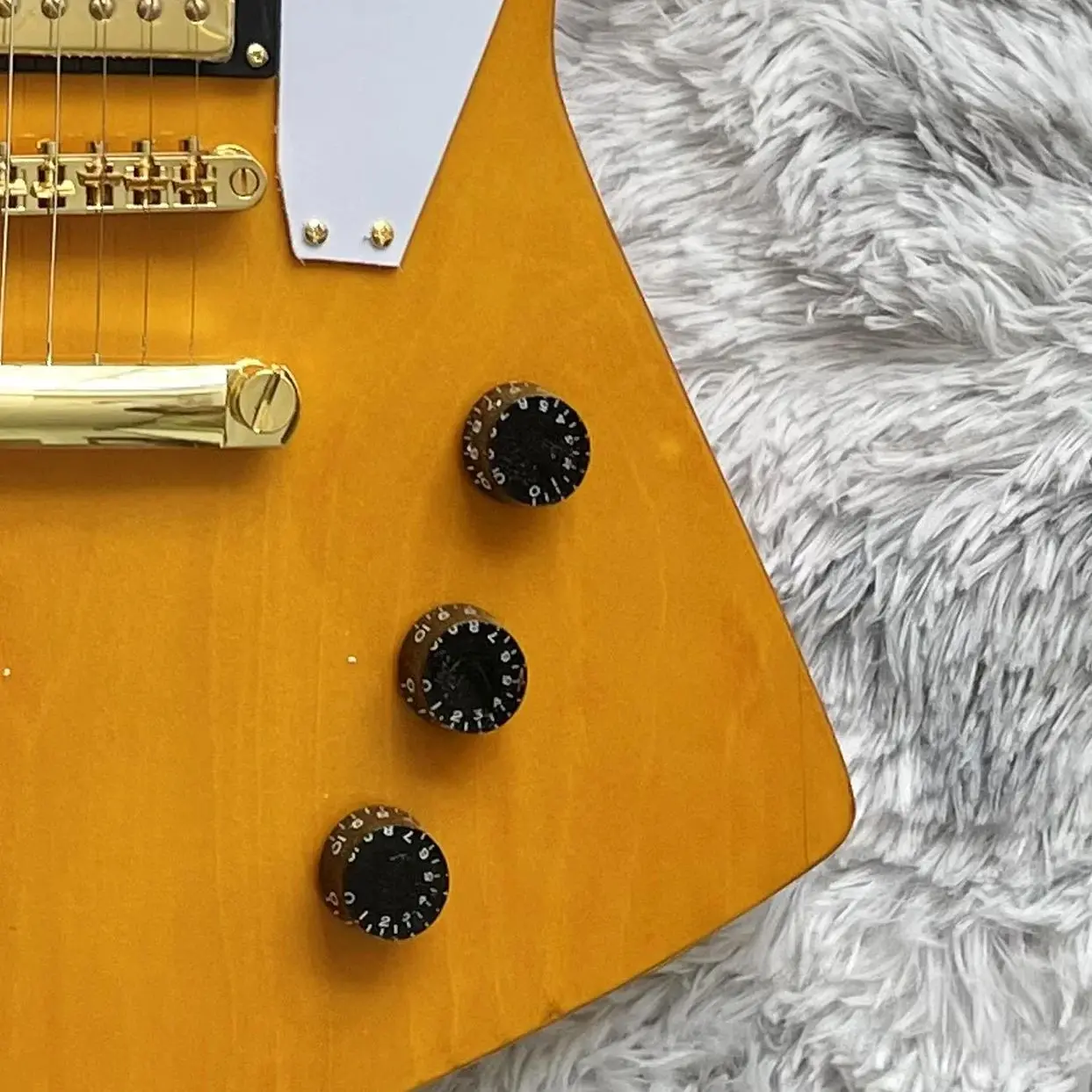 Customized Special-shaped Electric Guitar，Yellow 6 Strings Double Pickups White Pickguard，High Quality Guitar