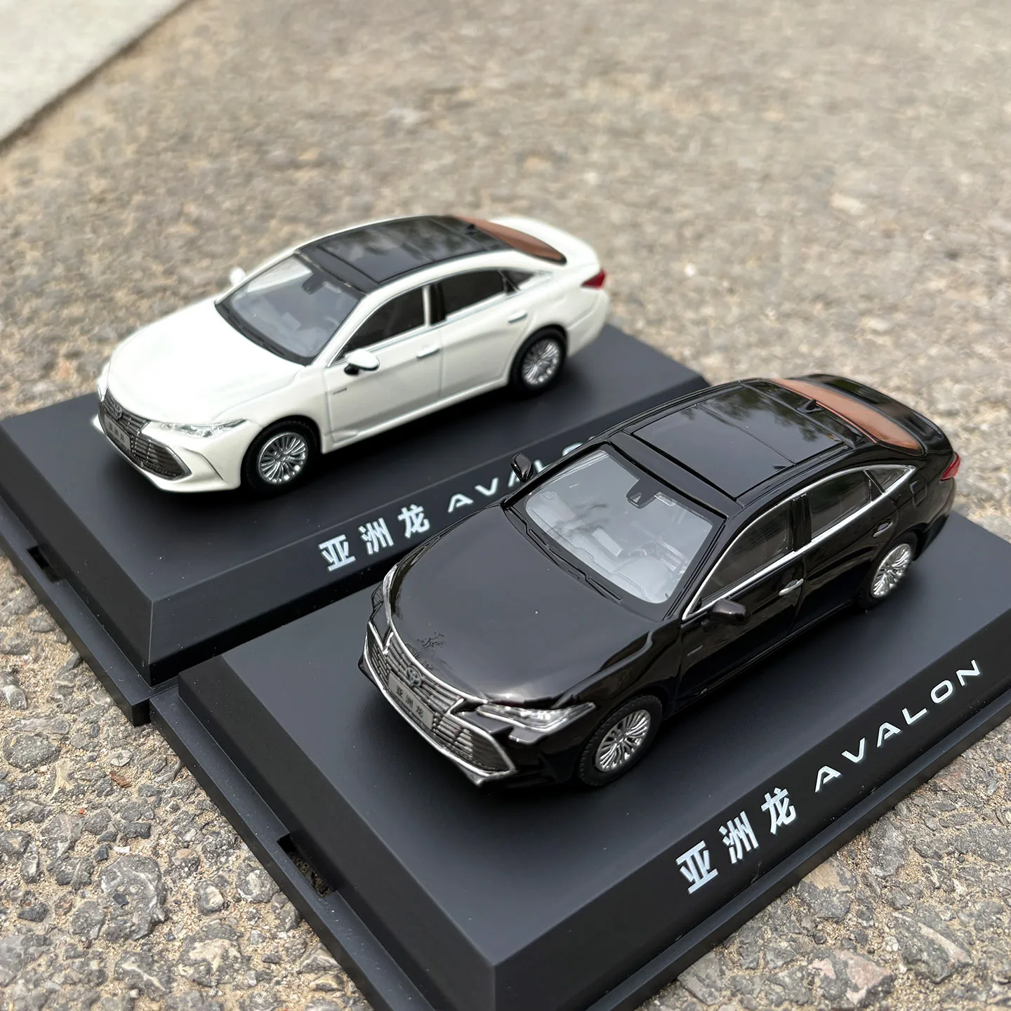 

1:43 Original Model,Toyota Avalon Hybrid,Door Can not Open,Alloy Car Model for Display,Gift and Collections