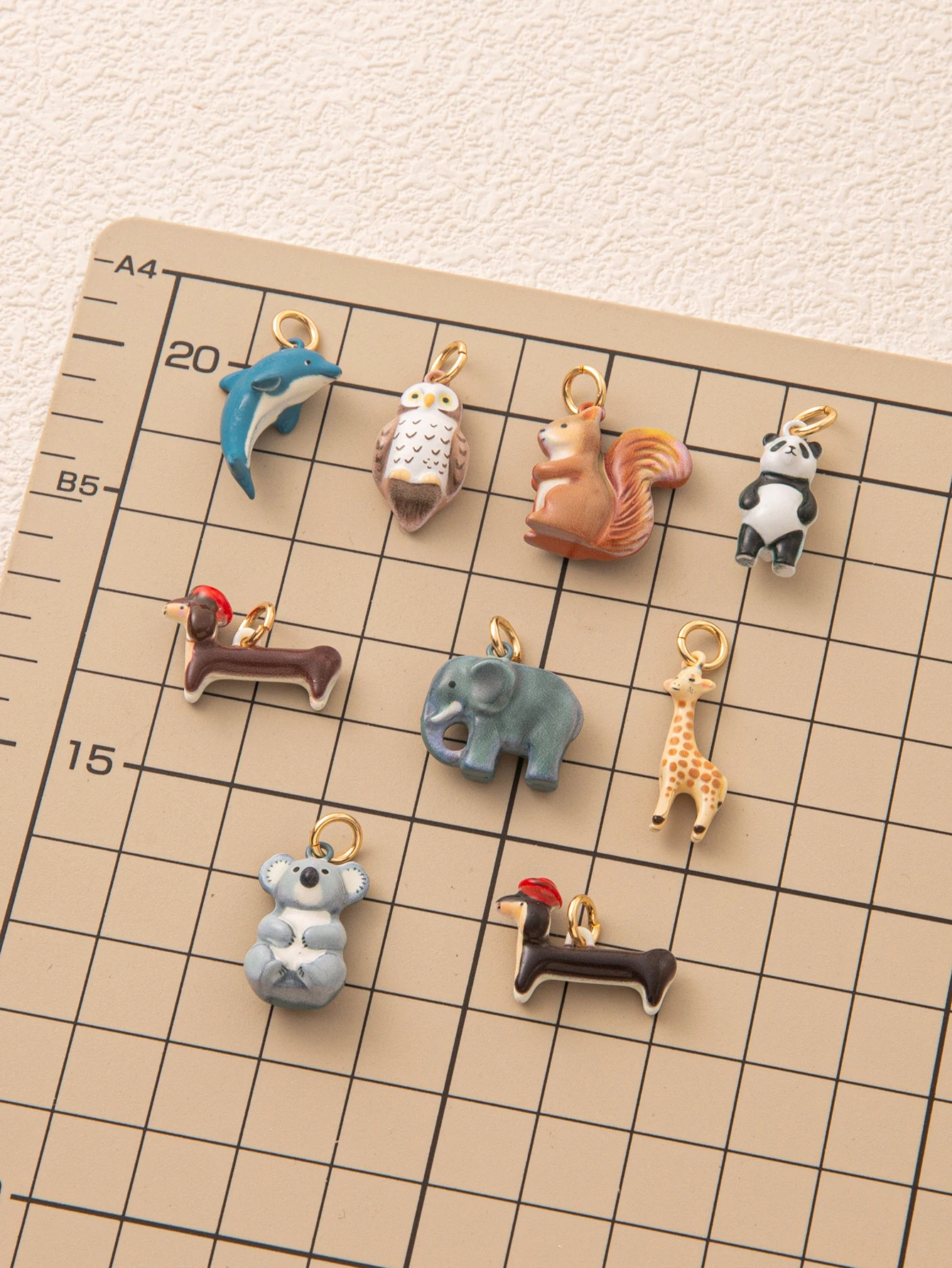 Modische und niedliche neue Tier-Serie: Delfin, Koala, Elefant, Eichhörnchen DIY-Anhänger für Schmuck. – Detail 1