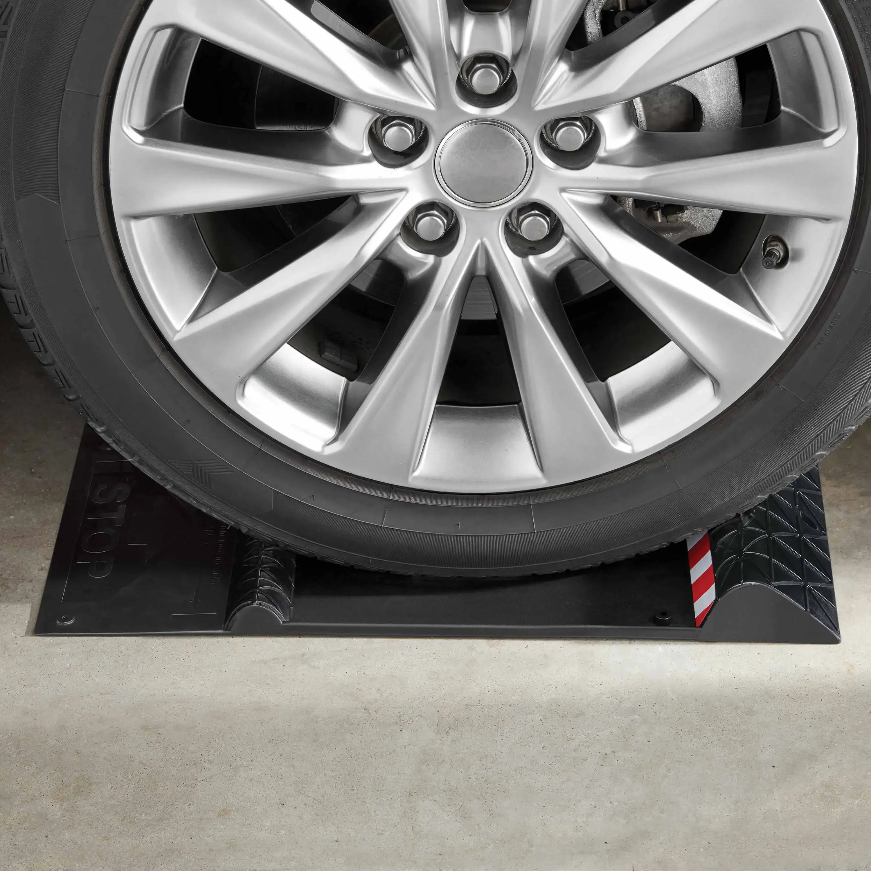 เสื่อจอดรถขับเคลื่อนอัตโนมัติ สีดํา อเนกประสงค์