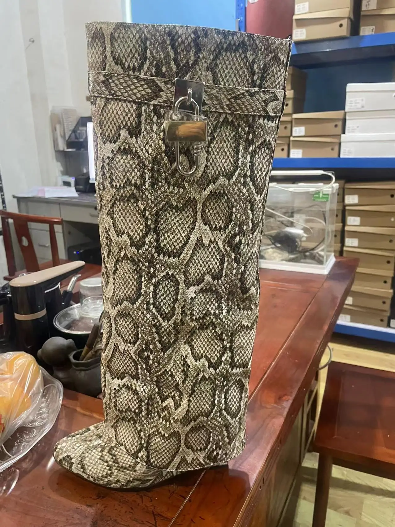 Botas hasta la rodilla de cabeza redonda pequeña para mujer, hebilla de bloqueo de metal, decoración, tacón de cuña plateado, nuevo