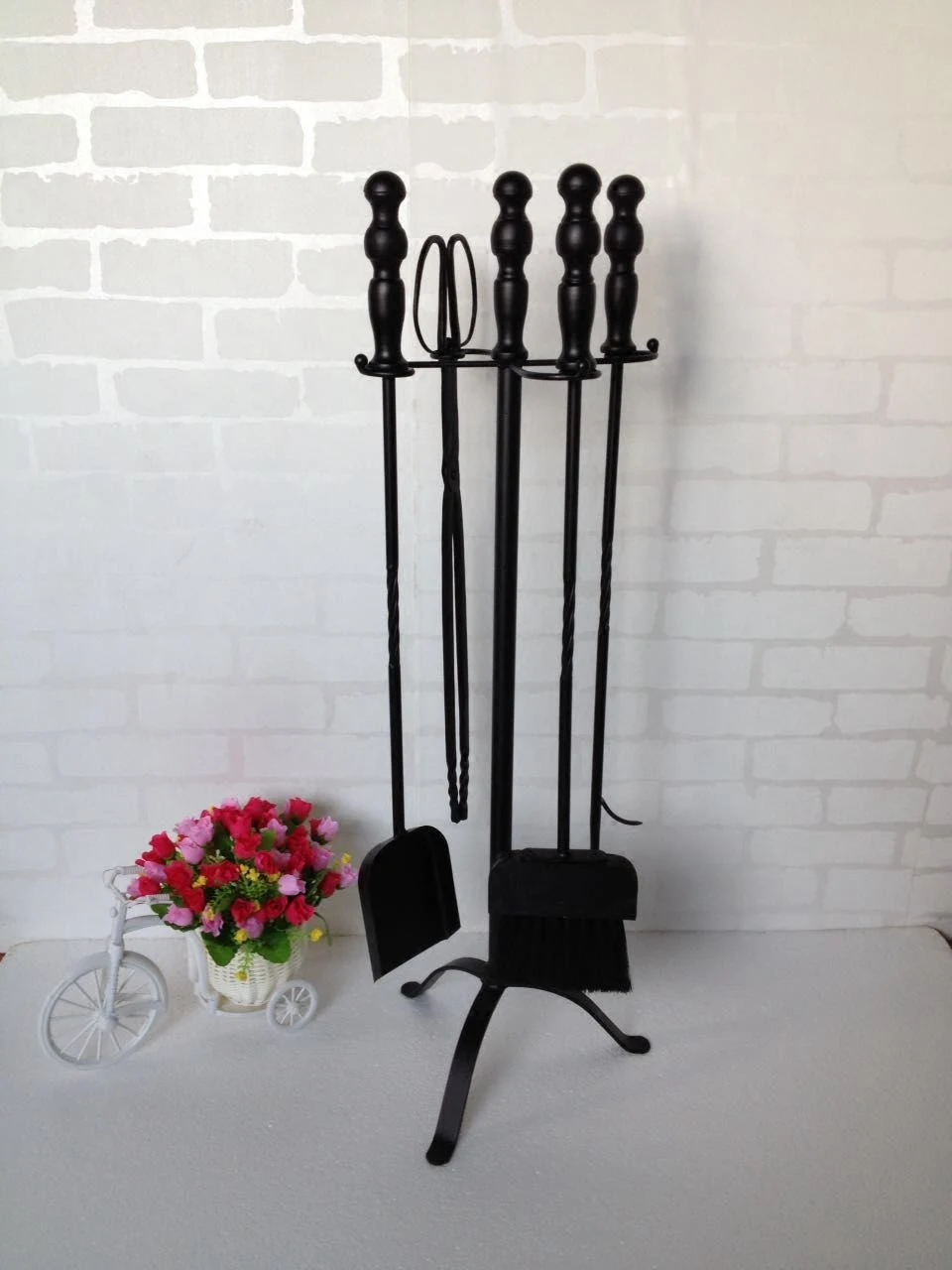 Furnace, fireplace tools, shovel, fire hook, tongs, brush, wrought iron oven utensils four-piece set in stock