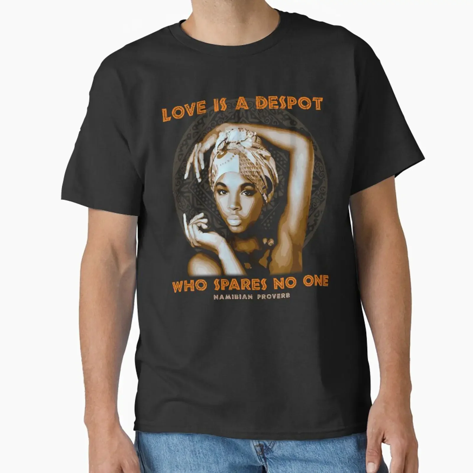 Liebe ist ein Despot, der niemanden verschont. Afrikanisches namibisches Sprichwortmuster. Afrika-Klassiker-T-Shirt, Vintage, gewaschen, bequem, Unisex.