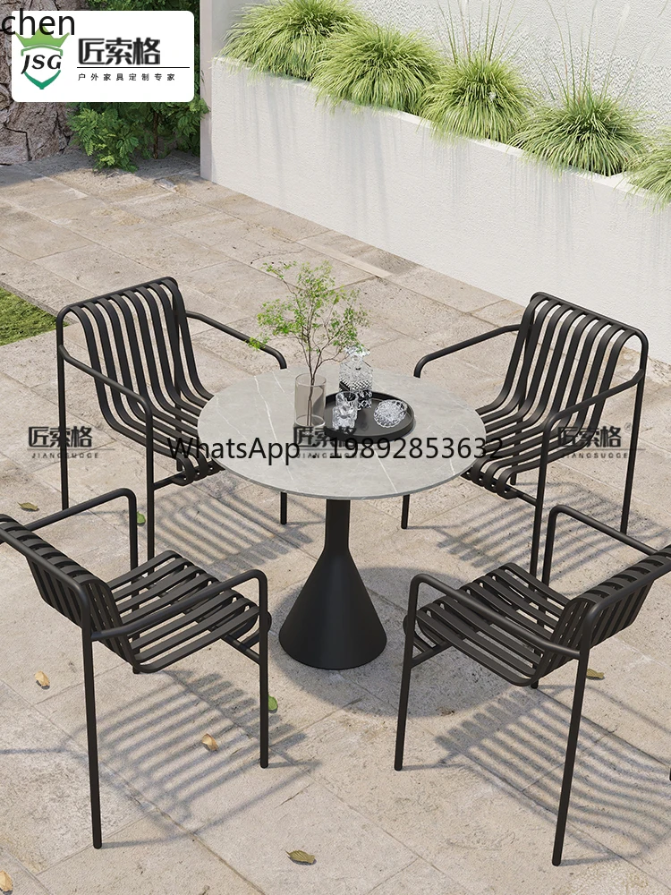 Café, Freizeitbereich, Verhandlungstisch und Stuhl, Kombination aus Balkon im Freien, Hotel, zwei Stühle, ein Tisch, Innenhof